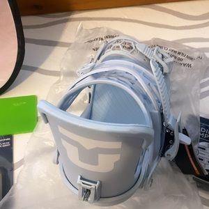 New in box women’s union snowboard bindings size large.  Powder blue in color